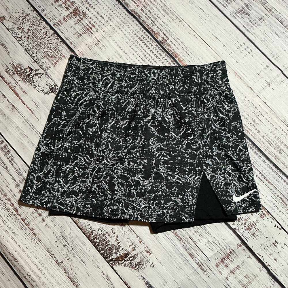 Nike Women's Court Victory Tennis Skort. Black/white. Size XS